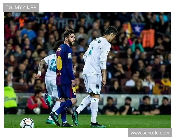 《从梅西到C罗:探索现代足球明星背后的成功秘诀与竞技心态》